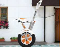 El scooter está motivado por la electricidad pura con cero contaminación al aire y ningún ruido producido durante el viaje. 