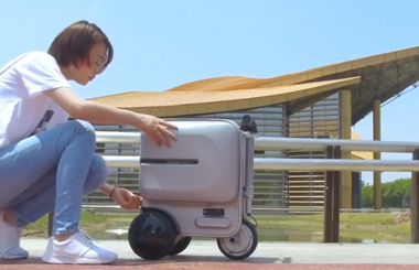 Airwheel SE3 rideable suitcase