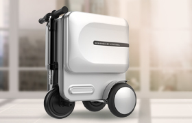 Airwheel SE3 es mucho más que una maleta, se convierte en un dispositivo de movilidad personal.