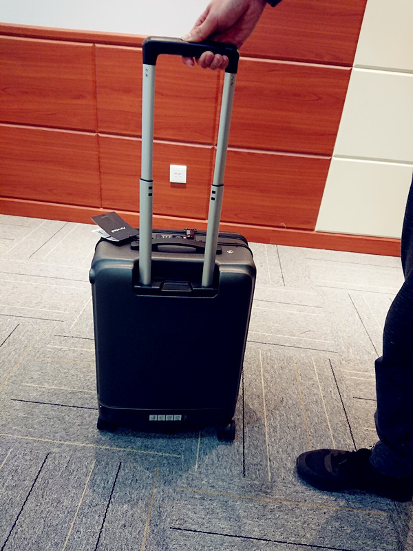 Airwheel SR5 smart luggage