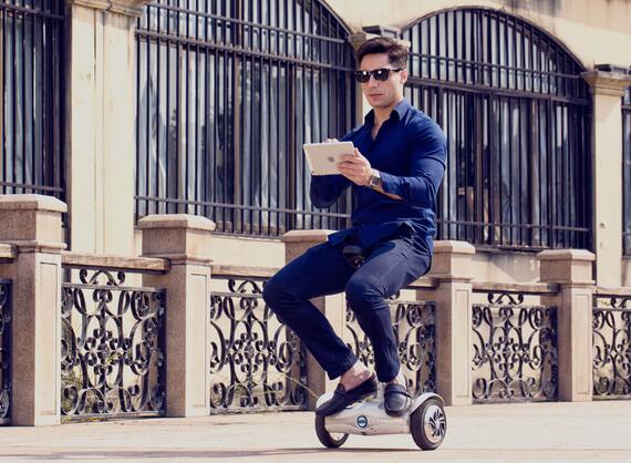 La situación se ha cambiado radicalmente cuando obtuvo su propio Airwheel S6 auto-equilibrio scooter con silla equipada.