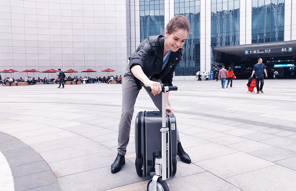 Airwheel SE3 electric luggage